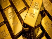 الذهب يتراجع عالميا ومخاوف الركود تبقي الأسعار عند ذروتها في 6 أعوام