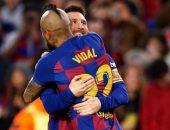 ميسى يودع صديقه أرتورو فيدال بعد مغادرة برشلونه
