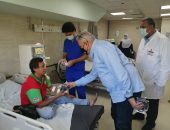 الشريف يوزع الكمامات على المرضي بمستشفى الأقصر العام