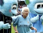 مانشستر سيتى ينعى أقدم مشجعة للفريق بعد وفاتها بعمر 104 أعوام