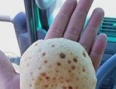 صورة رغيف الخبز بوزنه الذى اصبح عليه 90 غراما تثير سخرية رواد مواقع التواصل الاجتماعى